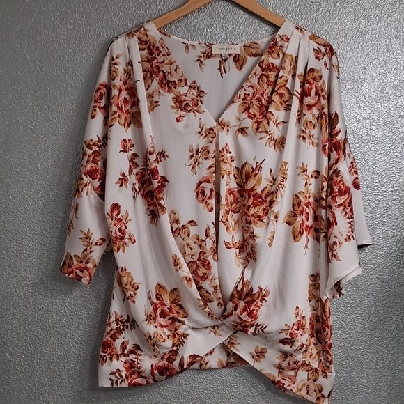 Umgee V Neck Floral Blouse With A Twisted Hemline    Size 1XL - Picture 8 of 14